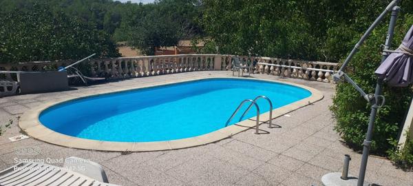 dans un joli cadre maison exposée Sud avec piscine