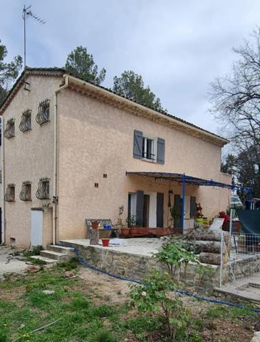 dans un joli cadre maison exposée Sud avec piscine