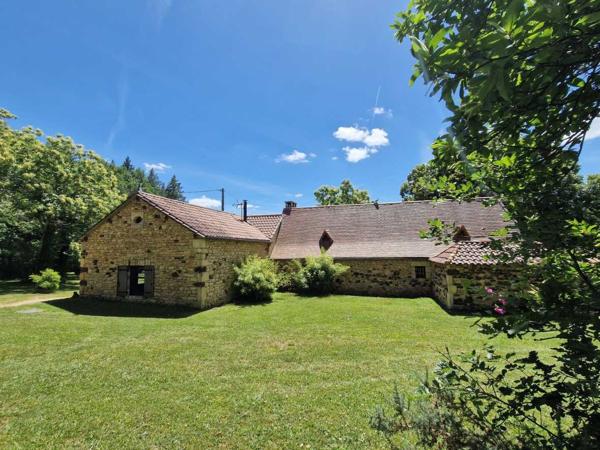 Maison ancienne - Le bugue Ensemble périgordin rénové, ses deux roulottes et terrain de plus de 4 ha.