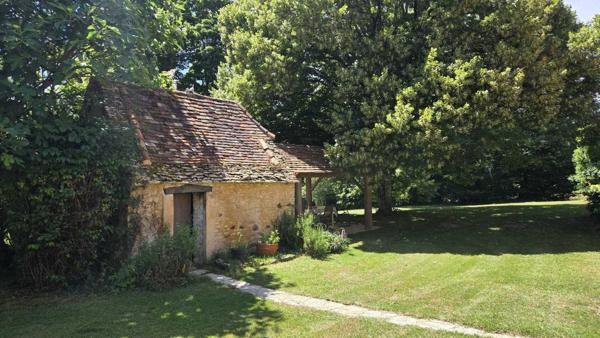 Maison ancienne - Le bugue Ensemble périgordin rénové, ses deux roulottes et terrain de plus de 4 ha.