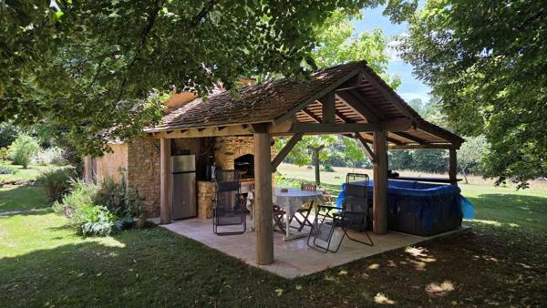 Maison ancienne - Le bugue Ensemble périgordin rénové, ses deux roulottes et terrain de plus de 4 ha.