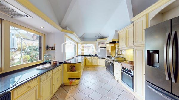 Propriété d'exception de 367m2 à Sens, 7 chambres, 12 pièces, piscines et spa.