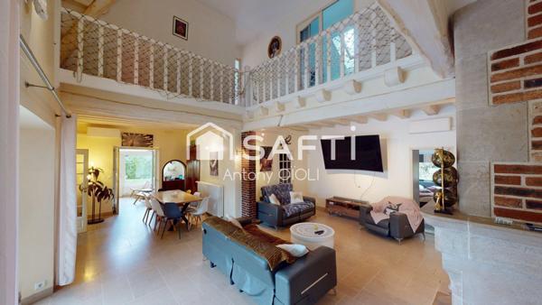 Propriété d'exception de 367m2 à Sens, 7 chambres, 12 pièces, piscines et spa.