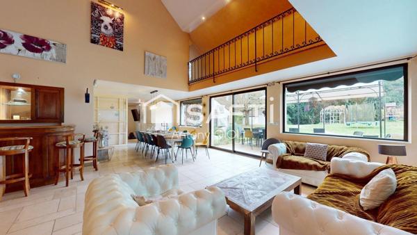 Propriété d'exception de 367m2 à Sens, 7 chambres, 12 pièces, piscines et spa.