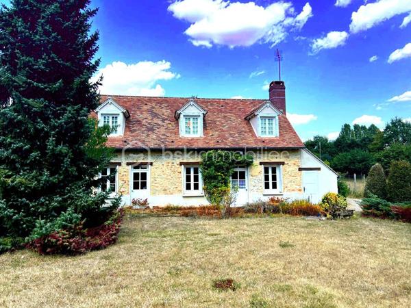En exclusivité:
Au cœur d’un environnement agréable et verdoyant, venez découvrir cette belle longère d’environ 179 m² au sol (117 m2 Habitable), édifiée sur deux parcelles totalisant 1 920 m², offrant un magnifique jardin arboré, bien exposé et propice aux moments de détente en famille.

Dès l’entrée, vous découvrirez un intérieur chaleureux et fonctionnel. La maison vous offre un agréable espace de vie composé d’un salon et d’une salle à manger, avec le charme de ses tomettes de ses poutres en chêne et de sa cheminée en pierre, ainsi qu’une cuisine aménagée et équipée. Une chambre de 17 m2, Une salle d’eau et un WC indépendant,  complète ce niveau et permet ainsi une vie de plain-pied.
À l’étage, le palier dessert trois belles chambres, aux superficies généreuses comprises entre 13 et 20 m², ainsi qu’une salle de bains avec WC.

Attenante à la maison, une pièce d’environ 30 m² avec mezzanine de 18 m² offre un véritable potentiel d’aménagement. Elle pourra être adaptée selon vos projets : suite parentale, espace professionnel, atelier, salle de jeux, espace de loisirs ou logement indépendant.
À l’extérieur, vous profiterez d’un vaste jardin arboré de 1 920 m², bien exposé.

La propriété dispose également d’un bûcher, ainsi que d’un garage d’environ 28 m² avec fosse mécanique et grenier, idéal pour les amateurs de bricolage ou pour le stockage.

La maison bénéficie d'un système hybride par chaudière à fioul et  par pompe à chaleur, ainsi que d’une cheminée fonctionnelle, permettant de profiter d’une atmosphère chaleureuse et conviviale.
Les fenêtres en bois double vitrage participent également au confort de la maison tout en conservant le charme authentique de cette belle propriété.

Une propriété pleine de charme, offrant de beaux volumes, un environnement agréable et un potentiel d’évolution important. Elle conviendra parfaitement à un projet famille à la recherche d’espace, ou à toute personne souhaitant profiter du charme et de l’authenticité d’une longère.