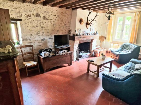 En exclusivité:
Au cœur d’un environnement agréable et verdoyant, venez découvrir cette belle longère d’environ 179 m² au sol (117 m2 Habitable), édifiée sur deux parcelles totalisant 1 920 m², offrant un magnifique jardin arboré, bien exposé et propice aux moments de détente en famille.

Dès l’entrée, vous découvrirez un intérieur chaleureux et fonctionnel. La maison vous offre un agréable espace de vie composé d’un salon et d’une salle à manger, avec le charme de ses tomettes de ses poutres en chêne et de sa cheminée en pierre, ainsi qu’une cuisine aménagée et équipée. Une chambre de 17 m2, Une salle d’eau et un WC indépendant,  complète ce niveau et permet ainsi une vie de plain-pied.
À l’étage, le palier dessert trois belles chambres, aux superficies généreuses comprises entre 13 et 20 m², ainsi qu’une salle de bains avec WC.

Attenante à la maison, une pièce d’environ 30 m² avec mezzanine de 18 m² offre un véritable potentiel d’aménagement. Elle pourra être adaptée selon vos projets : suite parentale, espace professionnel, atelier, salle de jeux, espace de loisirs ou logement indépendant.
À l’extérieur, vous profiterez d’un vaste jardin arboré de 1 920 m², bien exposé.

La propriété dispose également d’un bûcher, ainsi que d’un garage d’environ 28 m² avec fosse mécanique et grenier, idéal pour les amateurs de bricolage ou pour le stockage.

La maison bénéficie d'un système hybride par chaudière à fioul et  par pompe à chaleur, ainsi que d’une cheminée fonctionnelle, permettant de profiter d’une atmosphère chaleureuse et conviviale.
Les fenêtres en bois double vitrage participent également au confort de la maison tout en conservant le charme authentique de cette belle propriété.

Une propriété pleine de charme, offrant de beaux volumes, un environnement agréable et un potentiel d’évolution important. Elle conviendra parfaitement à un projet famille à la recherche d’espace, ou à toute personne souhaitant profiter du charme et de l’authenticité d’une longère.