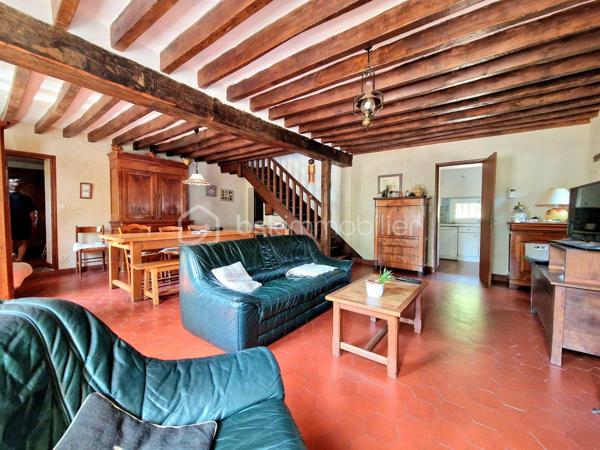 En exclusivité:
Au cœur d’un environnement agréable et verdoyant, venez découvrir cette belle longère d’environ 179 m² au sol (117 m2 Habitable), édifiée sur deux parcelles totalisant 1 920 m², offrant un magnifique jardin arboré, bien exposé et propice aux moments de détente en famille.

Dès l’entrée, vous découvrirez un intérieur chaleureux et fonctionnel. La maison vous offre un agréable espace de vie composé d’un salon et d’une salle à manger, avec le charme de ses tomettes de ses poutres en chêne et de sa cheminée en pierre, ainsi qu’une cuisine aménagée et équipée. Une chambre de 17 m2, Une salle d’eau et un WC indépendant,  complète ce niveau et permet ainsi une vie de plain-pied.
À l’étage, le palier dessert trois belles chambres, aux superficies généreuses comprises entre 13 et 20 m², ainsi qu’une salle de bains avec WC.

Attenante à la maison, une pièce d’environ 30 m² avec mezzanine de 18 m² offre un véritable potentiel d’aménagement. Elle pourra être adaptée selon vos projets : suite parentale, espace professionnel, atelier, salle de jeux, espace de loisirs ou logement indépendant.
À l’extérieur, vous profiterez d’un vaste jardin arboré de 1 920 m², bien exposé.

La propriété dispose également d’un bûcher, ainsi que d’un garage d’environ 28 m² avec fosse mécanique et grenier, idéal pour les amateurs de bricolage ou pour le stockage.

La maison bénéficie d'un système hybride par chaudière à fioul et  par pompe à chaleur, ainsi que d’une cheminée fonctionnelle, permettant de profiter d’une atmosphère chaleureuse et conviviale.
Les fenêtres en bois double vitrage participent également au confort de la maison tout en conservant le charme authentique de cette belle propriété.

Une propriété pleine de charme, offrant de beaux volumes, un environnement agréable et un potentiel d’évolution important. Elle conviendra parfaitement à un projet famille à la recherche d’espace, ou à toute personne souhaitant profiter du charme et de l’authenticité d’une longère.