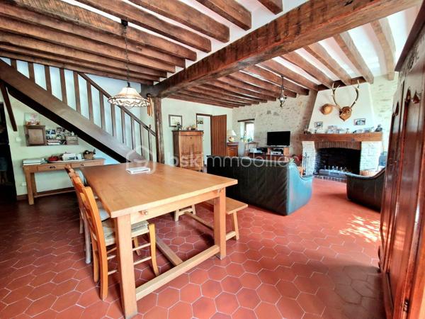 En exclusivité:
Au cœur d’un environnement agréable et verdoyant, venez découvrir cette belle longère d’environ 179 m² au sol (117 m2 Habitable), édifiée sur deux parcelles totalisant 1 920 m², offrant un magnifique jardin arboré, bien exposé et propice aux moments de détente en famille.

Dès l’entrée, vous découvrirez un intérieur chaleureux et fonctionnel. La maison vous offre un agréable espace de vie composé d’un salon et d’une salle à manger, avec le charme de ses tomettes de ses poutres en chêne et de sa cheminée en pierre, ainsi qu’une cuisine aménagée et équipée. Une chambre de 17 m2, Une salle d’eau et un WC indépendant,  complète ce niveau et permet ainsi une vie de plain-pied.
À l’étage, le palier dessert trois belles chambres, aux superficies généreuses comprises entre 13 et 20 m², ainsi qu’une salle de bains avec WC.

Attenante à la maison, une pièce d’environ 30 m² avec mezzanine de 18 m² offre un véritable potentiel d’aménagement. Elle pourra être adaptée selon vos projets : suite parentale, espace professionnel, atelier, salle de jeux, espace de loisirs ou logement indépendant.
À l’extérieur, vous profiterez d’un vaste jardin arboré de 1 920 m², bien exposé.

La propriété dispose également d’un bûcher, ainsi que d’un garage d’environ 28 m² avec fosse mécanique et grenier, idéal pour les amateurs de bricolage ou pour le stockage.

La maison bénéficie d'un système hybride par chaudière à fioul et  par pompe à chaleur, ainsi que d’une cheminée fonctionnelle, permettant de profiter d’une atmosphère chaleureuse et conviviale.
Les fenêtres en bois double vitrage participent également au confort de la maison tout en conservant le charme authentique de cette belle propriété.

Une propriété pleine de charme, offrant de beaux volumes, un environnement agréable et un potentiel d’évolution important. Elle conviendra parfaitement à un projet famille à la recherche d’espace, ou à toute personne souhaitant profiter du charme et de l’authenticité d’une longère.