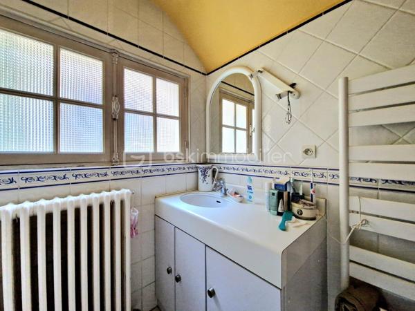 En exclusivité:
Au cœur d’un environnement agréable et verdoyant, venez découvrir cette belle longère d’environ 179 m² au sol (117 m2 Habitable), édifiée sur deux parcelles totalisant 1 920 m², offrant un magnifique jardin arboré, bien exposé et propice aux moments de détente en famille.

Dès l’entrée, vous découvrirez un intérieur chaleureux et fonctionnel. La maison vous offre un agréable espace de vie composé d’un salon et d’une salle à manger, avec le charme de ses tomettes de ses poutres en chêne et de sa cheminée en pierre, ainsi qu’une cuisine aménagée et équipée. Une chambre de 17 m2, Une salle d’eau et un WC indépendant,  complète ce niveau et permet ainsi une vie de plain-pied.
À l’étage, le palier dessert trois belles chambres, aux superficies généreuses comprises entre 13 et 20 m², ainsi qu’une salle de bains avec WC.

Attenante à la maison, une pièce d’environ 30 m² avec mezzanine de 18 m² offre un véritable potentiel d’aménagement. Elle pourra être adaptée selon vos projets : suite parentale, espace professionnel, atelier, salle de jeux, espace de loisirs ou logement indépendant.
À l’extérieur, vous profiterez d’un vaste jardin arboré de 1 920 m², bien exposé.

La propriété dispose également d’un bûcher, ainsi que d’un garage d’environ 28 m² avec fosse mécanique et grenier, idéal pour les amateurs de bricolage ou pour le stockage.

La maison bénéficie d'un système hybride par chaudière à fioul et  par pompe à chaleur, ainsi que d’une cheminée fonctionnelle, permettant de profiter d’une atmosphère chaleureuse et conviviale.
Les fenêtres en bois double vitrage participent également au confort de la maison tout en conservant le charme authentique de cette belle propriété.

Une propriété pleine de charme, offrant de beaux volumes, un environnement agréable et un potentiel d’évolution important. Elle conviendra parfaitement à un projet famille à la recherche d’espace, ou à toute personne souhaitant profiter du charme et de l’authenticité d’une longère.