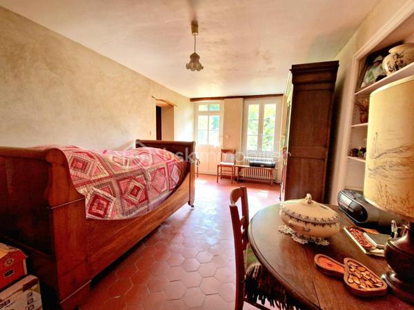 En exclusivité:
Au cœur d’un environnement agréable et verdoyant, venez découvrir cette belle longère d’environ 179 m² au sol (117 m2 Habitable), édifiée sur deux parcelles totalisant 1 920 m², offrant un magnifique jardin arboré, bien exposé et propice aux moments de détente en famille.

Dès l’entrée, vous découvrirez un intérieur chaleureux et fonctionnel. La maison vous offre un agréable espace de vie composé d’un salon et d’une salle à manger, avec le charme de ses tomettes de ses poutres en chêne et de sa cheminée en pierre, ainsi qu’une cuisine aménagée et équipée. Une chambre de 17 m2, Une salle d’eau et un WC indépendant,  complète ce niveau et permet ainsi une vie de plain-pied.
À l’étage, le palier dessert trois belles chambres, aux superficies généreuses comprises entre 13 et 20 m², ainsi qu’une salle de bains avec WC.

Attenante à la maison, une pièce d’environ 30 m² avec mezzanine de 18 m² offre un véritable potentiel d’aménagement. Elle pourra être adaptée selon vos projets : suite parentale, espace professionnel, atelier, salle de jeux, espace de loisirs ou logement indépendant.
À l’extérieur, vous profiterez d’un vaste jardin arboré de 1 920 m², bien exposé.

La propriété dispose également d’un bûcher, ainsi que d’un garage d’environ 28 m² avec fosse mécanique et grenier, idéal pour les amateurs de bricolage ou pour le stockage.

La maison bénéficie d'un système hybride par chaudière à fioul et  par pompe à chaleur, ainsi que d’une cheminée fonctionnelle, permettant de profiter d’une atmosphère chaleureuse et conviviale.
Les fenêtres en bois double vitrage participent également au confort de la maison tout en conservant le charme authentique de cette belle propriété.

Une propriété pleine de charme, offrant de beaux volumes, un environnement agréable et un potentiel d’évolution important. Elle conviendra parfaitement à un projet famille à la recherche d’espace, ou à toute personne souhaitant profiter du charme et de l’authenticité d’une longère.