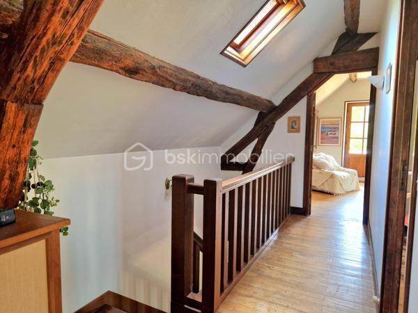 En exclusivité:
Au cœur d’un environnement agréable et verdoyant, venez découvrir cette belle longère d’environ 179 m² au sol (117 m2 Habitable), édifiée sur deux parcelles totalisant 1 920 m², offrant un magnifique jardin arboré, bien exposé et propice aux moments de détente en famille.

Dès l’entrée, vous découvrirez un intérieur chaleureux et fonctionnel. La maison vous offre un agréable espace de vie composé d’un salon et d’une salle à manger, avec le charme de ses tomettes de ses poutres en chêne et de sa cheminée en pierre, ainsi qu’une cuisine aménagée et équipée. Une chambre de 17 m2, Une salle d’eau et un WC indépendant,  complète ce niveau et permet ainsi une vie de plain-pied.
À l’étage, le palier dessert trois belles chambres, aux superficies généreuses comprises entre 13 et 20 m², ainsi qu’une salle de bains avec WC.

Attenante à la maison, une pièce d’environ 30 m² avec mezzanine de 18 m² offre un véritable potentiel d’aménagement. Elle pourra être adaptée selon vos projets : suite parentale, espace professionnel, atelier, salle de jeux, espace de loisirs ou logement indépendant.
À l’extérieur, vous profiterez d’un vaste jardin arboré de 1 920 m², bien exposé.

La propriété dispose également d’un bûcher, ainsi que d’un garage d’environ 28 m² avec fosse mécanique et grenier, idéal pour les amateurs de bricolage ou pour le stockage.

La maison bénéficie d'un système hybride par chaudière à fioul et  par pompe à chaleur, ainsi que d’une cheminée fonctionnelle, permettant de profiter d’une atmosphère chaleureuse et conviviale.
Les fenêtres en bois double vitrage participent également au confort de la maison tout en conservant le charme authentique de cette belle propriété.

Une propriété pleine de charme, offrant de beaux volumes, un environnement agréable et un potentiel d’évolution important. Elle conviendra parfaitement à un projet famille à la recherche d’espace, ou à toute personne souhaitant profiter du charme et de l’authenticité d’une longère.