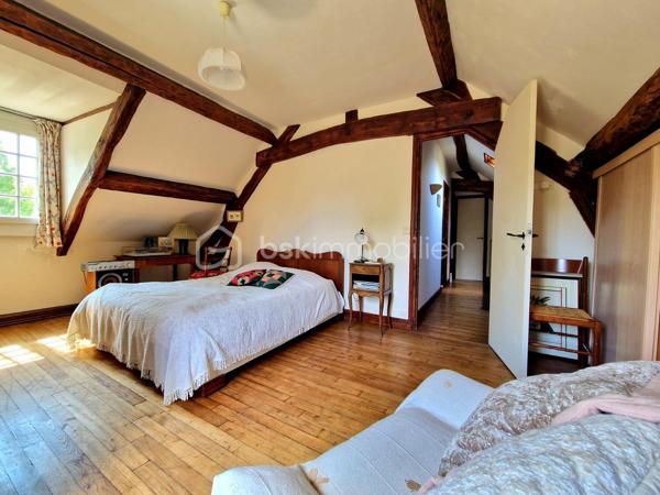 En exclusivité:
Au cœur d’un environnement agréable et verdoyant, venez découvrir cette belle longère d’environ 179 m² au sol (117 m2 Habitable), édifiée sur deux parcelles totalisant 1 920 m², offrant un magnifique jardin arboré, bien exposé et propice aux moments de détente en famille.

Dès l’entrée, vous découvrirez un intérieur chaleureux et fonctionnel. La maison vous offre un agréable espace de vie composé d’un salon et d’une salle à manger, avec le charme de ses tomettes de ses poutres en chêne et de sa cheminée en pierre, ainsi qu’une cuisine aménagée et équipée. Une chambre de 17 m2, Une salle d’eau et un WC indépendant,  complète ce niveau et permet ainsi une vie de plain-pied.
À l’étage, le palier dessert trois belles chambres, aux superficies généreuses comprises entre 13 et 20 m², ainsi qu’une salle de bains avec WC.

Attenante à la maison, une pièce d’environ 30 m² avec mezzanine de 18 m² offre un véritable potentiel d’aménagement. Elle pourra être adaptée selon vos projets : suite parentale, espace professionnel, atelier, salle de jeux, espace de loisirs ou logement indépendant.
À l’extérieur, vous profiterez d’un vaste jardin arboré de 1 920 m², bien exposé.

La propriété dispose également d’un bûcher, ainsi que d’un garage d’environ 28 m² avec fosse mécanique et grenier, idéal pour les amateurs de bricolage ou pour le stockage.

La maison bénéficie d'un système hybride par chaudière à fioul et  par pompe à chaleur, ainsi que d’une cheminée fonctionnelle, permettant de profiter d’une atmosphère chaleureuse et conviviale.
Les fenêtres en bois double vitrage participent également au confort de la maison tout en conservant le charme authentique de cette belle propriété.

Une propriété pleine de charme, offrant de beaux volumes, un environnement agréable et un potentiel d’évolution important. Elle conviendra parfaitement à un projet famille à la recherche d’espace, ou à toute personne souhaitant profiter du charme et de l’authenticité d’une longère.