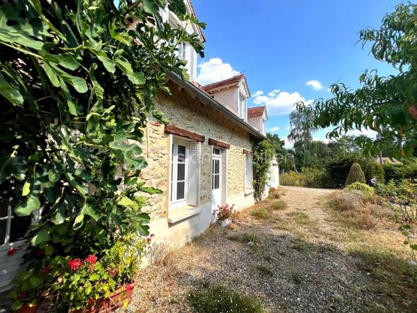 En exclusivité:
Au cœur d’un environnement agréable et verdoyant, venez découvrir cette belle longère d’environ 179 m² au sol (117 m2 Habitable), édifiée sur deux parcelles totalisant 1 920 m², offrant un magnifique jardin arboré, bien exposé et propice aux moments de détente en famille.

Dès l’entrée, vous découvrirez un intérieur chaleureux et fonctionnel. La maison vous offre un agréable espace de vie composé d’un salon et d’une salle à manger, avec le charme de ses tomettes de ses poutres en chêne et de sa cheminée en pierre, ainsi qu’une cuisine aménagée et équipée. Une chambre de 17 m2, Une salle d’eau et un WC indépendant,  complète ce niveau et permet ainsi une vie de plain-pied.
À l’étage, le palier dessert trois belles chambres, aux superficies généreuses comprises entre 13 et 20 m², ainsi qu’une salle de bains avec WC.

Attenante à la maison, une pièce d’environ 30 m² avec mezzanine de 18 m² offre un véritable potentiel d’aménagement. Elle pourra être adaptée selon vos projets : suite parentale, espace professionnel, atelier, salle de jeux, espace de loisirs ou logement indépendant.
À l’extérieur, vous profiterez d’un vaste jardin arboré de 1 920 m², bien exposé.

La propriété dispose également d’un bûcher, ainsi que d’un garage d’environ 28 m² avec fosse mécanique et grenier, idéal pour les amateurs de bricolage ou pour le stockage.

La maison bénéficie d'un système hybride par chaudière à fioul et  par pompe à chaleur, ainsi que d’une cheminée fonctionnelle, permettant de profiter d’une atmosphère chaleureuse et conviviale.
Les fenêtres en bois double vitrage participent également au confort de la maison tout en conservant le charme authentique de cette belle propriété.

Une propriété pleine de charme, offrant de beaux volumes, un environnement agréable et un potentiel d’évolution important. Elle conviendra parfaitement à un projet famille à la recherche d’espace, ou à toute personne souhaitant profiter du charme et de l’authenticité d’une longère.