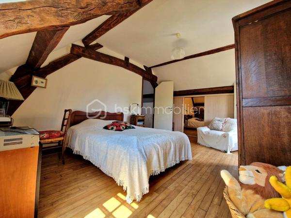 En exclusivité:
Au cœur d’un environnement agréable et verdoyant, venez découvrir cette belle longère d’environ 179 m² au sol (117 m2 Habitable), édifiée sur deux parcelles totalisant 1 920 m², offrant un magnifique jardin arboré, bien exposé et propice aux moments de détente en famille.

Dès l’entrée, vous découvrirez un intérieur chaleureux et fonctionnel. La maison vous offre un agréable espace de vie composé d’un salon et d’une salle à manger, avec le charme de ses tomettes de ses poutres en chêne et de sa cheminée en pierre, ainsi qu’une cuisine aménagée et équipée. Une chambre de 17 m2, Une salle d’eau et un WC indépendant,  complète ce niveau et permet ainsi une vie de plain-pied.
À l’étage, le palier dessert trois belles chambres, aux superficies généreuses comprises entre 13 et 20 m², ainsi qu’une salle de bains avec WC.

Attenante à la maison, une pièce d’environ 30 m² avec mezzanine de 18 m² offre un véritable potentiel d’aménagement. Elle pourra être adaptée selon vos projets : suite parentale, espace professionnel, atelier, salle de jeux, espace de loisirs ou logement indépendant.
À l’extérieur, vous profiterez d’un vaste jardin arboré de 1 920 m², bien exposé.

La propriété dispose également d’un bûcher, ainsi que d’un garage d’environ 28 m² avec fosse mécanique et grenier, idéal pour les amateurs de bricolage ou pour le stockage.

La maison bénéficie d'un système hybride par chaudière à fioul et  par pompe à chaleur, ainsi que d’une cheminée fonctionnelle, permettant de profiter d’une atmosphère chaleureuse et conviviale.
Les fenêtres en bois double vitrage participent également au confort de la maison tout en conservant le charme authentique de cette belle propriété.

Une propriété pleine de charme, offrant de beaux volumes, un environnement agréable et un potentiel d’évolution important. Elle conviendra parfaitement à un projet famille à la recherche d’espace, ou à toute personne souhaitant profiter du charme et de l’authenticité d’une longère.