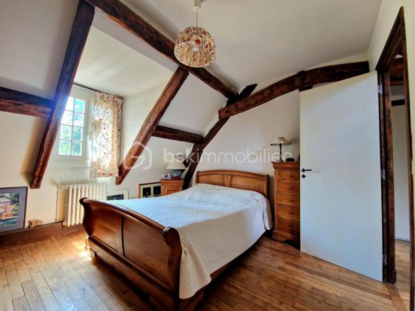 En exclusivité:
Au cœur d’un environnement agréable et verdoyant, venez découvrir cette belle longère d’environ 179 m² au sol (117 m2 Habitable), édifiée sur deux parcelles totalisant 1 920 m², offrant un magnifique jardin arboré, bien exposé et propice aux moments de détente en famille.

Dès l’entrée, vous découvrirez un intérieur chaleureux et fonctionnel. La maison vous offre un agréable espace de vie composé d’un salon et d’une salle à manger, avec le charme de ses tomettes de ses poutres en chêne et de sa cheminée en pierre, ainsi qu’une cuisine aménagée et équipée. Une chambre de 17 m2, Une salle d’eau et un WC indépendant,  complète ce niveau et permet ainsi une vie de plain-pied.
À l’étage, le palier dessert trois belles chambres, aux superficies généreuses comprises entre 13 et 20 m², ainsi qu’une salle de bains avec WC.

Attenante à la maison, une pièce d’environ 30 m² avec mezzanine de 18 m² offre un véritable potentiel d’aménagement. Elle pourra être adaptée selon vos projets : suite parentale, espace professionnel, atelier, salle de jeux, espace de loisirs ou logement indépendant.
À l’extérieur, vous profiterez d’un vaste jardin arboré de 1 920 m², bien exposé.

La propriété dispose également d’un bûcher, ainsi que d’un garage d’environ 28 m² avec fosse mécanique et grenier, idéal pour les amateurs de bricolage ou pour le stockage.

La maison bénéficie d'un système hybride par chaudière à fioul et  par pompe à chaleur, ainsi que d’une cheminée fonctionnelle, permettant de profiter d’une atmosphère chaleureuse et conviviale.
Les fenêtres en bois double vitrage participent également au confort de la maison tout en conservant le charme authentique de cette belle propriété.

Une propriété pleine de charme, offrant de beaux volumes, un environnement agréable et un potentiel d’évolution important. Elle conviendra parfaitement à un projet famille à la recherche d’espace, ou à toute personne souhaitant profiter du charme et de l’authenticité d’une longère.