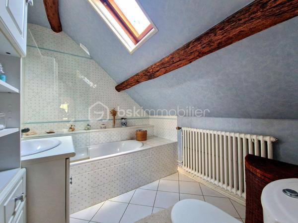 En exclusivité:
Au cœur d’un environnement agréable et verdoyant, venez découvrir cette belle longère d’environ 179 m² au sol (117 m2 Habitable), édifiée sur deux parcelles totalisant 1 920 m², offrant un magnifique jardin arboré, bien exposé et propice aux moments de détente en famille.

Dès l’entrée, vous découvrirez un intérieur chaleureux et fonctionnel. La maison vous offre un agréable espace de vie composé d’un salon et d’une salle à manger, avec le charme de ses tomettes de ses poutres en chêne et de sa cheminée en pierre, ainsi qu’une cuisine aménagée et équipée. Une chambre de 17 m2, Une salle d’eau et un WC indépendant,  complète ce niveau et permet ainsi une vie de plain-pied.
À l’étage, le palier dessert trois belles chambres, aux superficies généreuses comprises entre 13 et 20 m², ainsi qu’une salle de bains avec WC.

Attenante à la maison, une pièce d’environ 30 m² avec mezzanine de 18 m² offre un véritable potentiel d’aménagement. Elle pourra être adaptée selon vos projets : suite parentale, espace professionnel, atelier, salle de jeux, espace de loisirs ou logement indépendant.
À l’extérieur, vous profiterez d’un vaste jardin arboré de 1 920 m², bien exposé.

La propriété dispose également d’un bûcher, ainsi que d’un garage d’environ 28 m² avec fosse mécanique et grenier, idéal pour les amateurs de bricolage ou pour le stockage.

La maison bénéficie d'un système hybride par chaudière à fioul et  par pompe à chaleur, ainsi que d’une cheminée fonctionnelle, permettant de profiter d’une atmosphère chaleureuse et conviviale.
Les fenêtres en bois double vitrage participent également au confort de la maison tout en conservant le charme authentique de cette belle propriété.

Une propriété pleine de charme, offrant de beaux volumes, un environnement agréable et un potentiel d’évolution important. Elle conviendra parfaitement à un projet famille à la recherche d’espace, ou à toute personne souhaitant profiter du charme et de l’authenticité d’une longère.