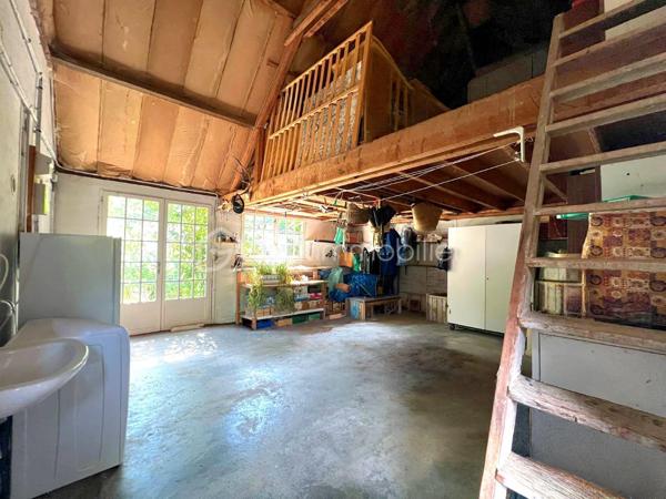 En exclusivité:
Au cœur d’un environnement agréable et verdoyant, venez découvrir cette belle longère d’environ 179 m² au sol (117 m2 Habitable), édifiée sur deux parcelles totalisant 1 920 m², offrant un magnifique jardin arboré, bien exposé et propice aux moments de détente en famille.

Dès l’entrée, vous découvrirez un intérieur chaleureux et fonctionnel. La maison vous offre un agréable espace de vie composé d’un salon et d’une salle à manger, avec le charme de ses tomettes de ses poutres en chêne et de sa cheminée en pierre, ainsi qu’une cuisine aménagée et équipée. Une chambre de 17 m2, Une salle d’eau et un WC indépendant,  complète ce niveau et permet ainsi une vie de plain-pied.
À l’étage, le palier dessert trois belles chambres, aux superficies généreuses comprises entre 13 et 20 m², ainsi qu’une salle de bains avec WC.

Attenante à la maison, une pièce d’environ 30 m² avec mezzanine de 18 m² offre un véritable potentiel d’aménagement. Elle pourra être adaptée selon vos projets : suite parentale, espace professionnel, atelier, salle de jeux, espace de loisirs ou logement indépendant.
À l’extérieur, vous profiterez d’un vaste jardin arboré de 1 920 m², bien exposé.

La propriété dispose également d’un bûcher, ainsi que d’un garage d’environ 28 m² avec fosse mécanique et grenier, idéal pour les amateurs de bricolage ou pour le stockage.

La maison bénéficie d'un système hybride par chaudière à fioul et  par pompe à chaleur, ainsi que d’une cheminée fonctionnelle, permettant de profiter d’une atmosphère chaleureuse et conviviale.
Les fenêtres en bois double vitrage participent également au confort de la maison tout en conservant le charme authentique de cette belle propriété.

Une propriété pleine de charme, offrant de beaux volumes, un environnement agréable et un potentiel d’évolution important. Elle conviendra parfaitement à un projet famille à la recherche d’espace, ou à toute personne souhaitant profiter du charme et de l’authenticité d’une longère.