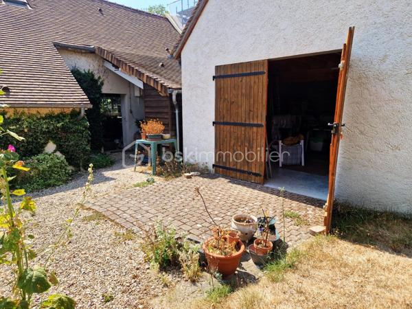 En exclusivité:
Au cœur d’un environnement agréable et verdoyant, venez découvrir cette belle longère d’environ 179 m² au sol (117 m2 Habitable), édifiée sur deux parcelles totalisant 1 920 m², offrant un magnifique jardin arboré, bien exposé et propice aux moments de détente en famille.

Dès l’entrée, vous découvrirez un intérieur chaleureux et fonctionnel. La maison vous offre un agréable espace de vie composé d’un salon et d’une salle à manger, avec le charme de ses tomettes de ses poutres en chêne et de sa cheminée en pierre, ainsi qu’une cuisine aménagée et équipée. Une chambre de 17 m2, Une salle d’eau et un WC indépendant,  complète ce niveau et permet ainsi une vie de plain-pied.
À l’étage, le palier dessert trois belles chambres, aux superficies généreuses comprises entre 13 et 20 m², ainsi qu’une salle de bains avec WC.

Attenante à la maison, une pièce d’environ 30 m² avec mezzanine de 18 m² offre un véritable potentiel d’aménagement. Elle pourra être adaptée selon vos projets : suite parentale, espace professionnel, atelier, salle de jeux, espace de loisirs ou logement indépendant.
À l’extérieur, vous profiterez d’un vaste jardin arboré de 1 920 m², bien exposé.

La propriété dispose également d’un bûcher, ainsi que d’un garage d’environ 28 m² avec fosse mécanique et grenier, idéal pour les amateurs de bricolage ou pour le stockage.

La maison bénéficie d'un système hybride par chaudière à fioul et  par pompe à chaleur, ainsi que d’une cheminée fonctionnelle, permettant de profiter d’une atmosphère chaleureuse et conviviale.
Les fenêtres en bois double vitrage participent également au confort de la maison tout en conservant le charme authentique de cette belle propriété.

Une propriété pleine de charme, offrant de beaux volumes, un environnement agréable et un potentiel d’évolution important. Elle conviendra parfaitement à un projet famille à la recherche d’espace, ou à toute personne souhaitant profiter du charme et de l’authenticité d’une longère.