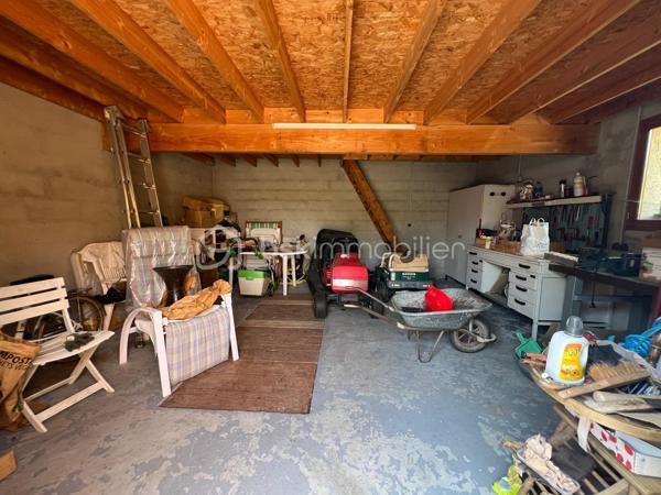 En exclusivité:
Au cœur d’un environnement agréable et verdoyant, venez découvrir cette belle longère d’environ 179 m² au sol (117 m2 Habitable), édifiée sur deux parcelles totalisant 1 920 m², offrant un magnifique jardin arboré, bien exposé et propice aux moments de détente en famille.

Dès l’entrée, vous découvrirez un intérieur chaleureux et fonctionnel. La maison vous offre un agréable espace de vie composé d’un salon et d’une salle à manger, avec le charme de ses tomettes de ses poutres en chêne et de sa cheminée en pierre, ainsi qu’une cuisine aménagée et équipée. Une chambre de 17 m2, Une salle d’eau et un WC indépendant,  complète ce niveau et permet ainsi une vie de plain-pied.
À l’étage, le palier dessert trois belles chambres, aux superficies généreuses comprises entre 13 et 20 m², ainsi qu’une salle de bains avec WC.

Attenante à la maison, une pièce d’environ 30 m² avec mezzanine de 18 m² offre un véritable potentiel d’aménagement. Elle pourra être adaptée selon vos projets : suite parentale, espace professionnel, atelier, salle de jeux, espace de loisirs ou logement indépendant.
À l’extérieur, vous profiterez d’un vaste jardin arboré de 1 920 m², bien exposé.

La propriété dispose également d’un bûcher, ainsi que d’un garage d’environ 28 m² avec fosse mécanique et grenier, idéal pour les amateurs de bricolage ou pour le stockage.

La maison bénéficie d'un système hybride par chaudière à fioul et  par pompe à chaleur, ainsi que d’une cheminée fonctionnelle, permettant de profiter d’une atmosphère chaleureuse et conviviale.
Les fenêtres en bois double vitrage participent également au confort de la maison tout en conservant le charme authentique de cette belle propriété.

Une propriété pleine de charme, offrant de beaux volumes, un environnement agréable et un potentiel d’évolution important. Elle conviendra parfaitement à un projet famille à la recherche d’espace, ou à toute personne souhaitant profiter du charme et de l’authenticité d’une longère.