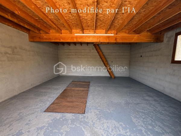 En exclusivité:
Au cœur d’un environnement agréable et verdoyant, venez découvrir cette belle longère d’environ 179 m² au sol (117 m2 Habitable), édifiée sur deux parcelles totalisant 1 920 m², offrant un magnifique jardin arboré, bien exposé et propice aux moments de détente en famille.

Dès l’entrée, vous découvrirez un intérieur chaleureux et fonctionnel. La maison vous offre un agréable espace de vie composé d’un salon et d’une salle à manger, avec le charme de ses tomettes de ses poutres en chêne et de sa cheminée en pierre, ainsi qu’une cuisine aménagée et équipée. Une chambre de 17 m2, Une salle d’eau et un WC indépendant,  complète ce niveau et permet ainsi une vie de plain-pied.
À l’étage, le palier dessert trois belles chambres, aux superficies généreuses comprises entre 13 et 20 m², ainsi qu’une salle de bains avec WC.

Attenante à la maison, une pièce d’environ 30 m² avec mezzanine de 18 m² offre un véritable potentiel d’aménagement. Elle pourra être adaptée selon vos projets : suite parentale, espace professionnel, atelier, salle de jeux, espace de loisirs ou logement indépendant.
À l’extérieur, vous profiterez d’un vaste jardin arboré de 1 920 m², bien exposé.

La propriété dispose également d’un bûcher, ainsi que d’un garage d’environ 28 m² avec fosse mécanique et grenier, idéal pour les amateurs de bricolage ou pour le stockage.

La maison bénéficie d'un système hybride par chaudière à fioul et  par pompe à chaleur, ainsi que d’une cheminée fonctionnelle, permettant de profiter d’une atmosphère chaleureuse et conviviale.
Les fenêtres en bois double vitrage participent également au confort de la maison tout en conservant le charme authentique de cette belle propriété.

Une propriété pleine de charme, offrant de beaux volumes, un environnement agréable et un potentiel d’évolution important. Elle conviendra parfaitement à un projet famille à la recherche d’espace, ou à toute personne souhaitant profiter du charme et de l’authenticité d’une longère.