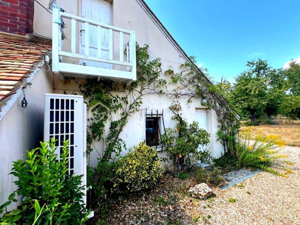 En exclusivité:
Au cœur d’un environnement agréable et verdoyant, venez découvrir cette belle longère d’environ 179 m² au sol (117 m2 Habitable), édifiée sur deux parcelles totalisant 1 920 m², offrant un magnifique jardin arboré, bien exposé et propice aux moments de détente en famille.

Dès l’entrée, vous découvrirez un intérieur chaleureux et fonctionnel. La maison vous offre un agréable espace de vie composé d’un salon et d’une salle à manger, avec le charme de ses tomettes de ses poutres en chêne et de sa cheminée en pierre, ainsi qu’une cuisine aménagée et équipée. Une chambre de 17 m2, Une salle d’eau et un WC indépendant,  complète ce niveau et permet ainsi une vie de plain-pied.
À l’étage, le palier dessert trois belles chambres, aux superficies généreuses comprises entre 13 et 20 m², ainsi qu’une salle de bains avec WC.

Attenante à la maison, une pièce d’environ 30 m² avec mezzanine de 18 m² offre un véritable potentiel d’aménagement. Elle pourra être adaptée selon vos projets : suite parentale, espace professionnel, atelier, salle de jeux, espace de loisirs ou logement indépendant.
À l’extérieur, vous profiterez d’un vaste jardin arboré de 1 920 m², bien exposé.

La propriété dispose également d’un bûcher, ainsi que d’un garage d’environ 28 m² avec fosse mécanique et grenier, idéal pour les amateurs de bricolage ou pour le stockage.

La maison bénéficie d'un système hybride par chaudière à fioul et  par pompe à chaleur, ainsi que d’une cheminée fonctionnelle, permettant de profiter d’une atmosphère chaleureuse et conviviale.
Les fenêtres en bois double vitrage participent également au confort de la maison tout en conservant le charme authentique de cette belle propriété.

Une propriété pleine de charme, offrant de beaux volumes, un environnement agréable et un potentiel d’évolution important. Elle conviendra parfaitement à un projet famille à la recherche d’espace, ou à toute personne souhaitant profiter du charme et de l’authenticité d’une longère.