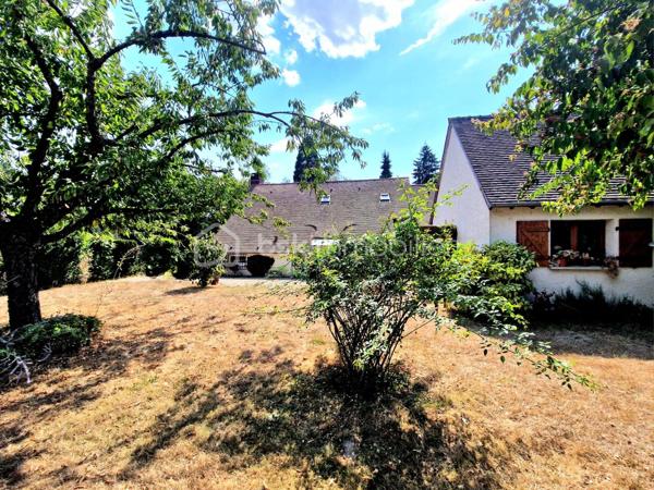 En exclusivité:
Au cœur d’un environnement agréable et verdoyant, venez découvrir cette belle longère d’environ 179 m² au sol (117 m2 Habitable), édifiée sur deux parcelles totalisant 1 920 m², offrant un magnifique jardin arboré, bien exposé et propice aux moments de détente en famille.

Dès l’entrée, vous découvrirez un intérieur chaleureux et fonctionnel. La maison vous offre un agréable espace de vie composé d’un salon et d’une salle à manger, avec le charme de ses tomettes de ses poutres en chêne et de sa cheminée en pierre, ainsi qu’une cuisine aménagée et équipée. Une chambre de 17 m2, Une salle d’eau et un WC indépendant,  complète ce niveau et permet ainsi une vie de plain-pied.
À l’étage, le palier dessert trois belles chambres, aux superficies généreuses comprises entre 13 et 20 m², ainsi qu’une salle de bains avec WC.

Attenante à la maison, une pièce d’environ 30 m² avec mezzanine de 18 m² offre un véritable potentiel d’aménagement. Elle pourra être adaptée selon vos projets : suite parentale, espace professionnel, atelier, salle de jeux, espace de loisirs ou logement indépendant.
À l’extérieur, vous profiterez d’un vaste jardin arboré de 1 920 m², bien exposé.

La propriété dispose également d’un bûcher, ainsi que d’un garage d’environ 28 m² avec fosse mécanique et grenier, idéal pour les amateurs de bricolage ou pour le stockage.

La maison bénéficie d'un système hybride par chaudière à fioul et  par pompe à chaleur, ainsi que d’une cheminée fonctionnelle, permettant de profiter d’une atmosphère chaleureuse et conviviale.
Les fenêtres en bois double vitrage participent également au confort de la maison tout en conservant le charme authentique de cette belle propriété.

Une propriété pleine de charme, offrant de beaux volumes, un environnement agréable et un potentiel d’évolution important. Elle conviendra parfaitement à un projet famille à la recherche d’espace, ou à toute personne souhaitant profiter du charme et de l’authenticité d’une longère.