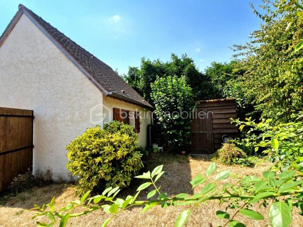 En exclusivité:
Au cœur d’un environnement agréable et verdoyant, venez découvrir cette belle longère d’environ 179 m² au sol (117 m2 Habitable), édifiée sur deux parcelles totalisant 1 920 m², offrant un magnifique jardin arboré, bien exposé et propice aux moments de détente en famille.

Dès l’entrée, vous découvrirez un intérieur chaleureux et fonctionnel. La maison vous offre un agréable espace de vie composé d’un salon et d’une salle à manger, avec le charme de ses tomettes de ses poutres en chêne et de sa cheminée en pierre, ainsi qu’une cuisine aménagée et équipée. Une chambre de 17 m2, Une salle d’eau et un WC indépendant,  complète ce niveau et permet ainsi une vie de plain-pied.
À l’étage, le palier dessert trois belles chambres, aux superficies généreuses comprises entre 13 et 20 m², ainsi qu’une salle de bains avec WC.

Attenante à la maison, une pièce d’environ 30 m² avec mezzanine de 18 m² offre un véritable potentiel d’aménagement. Elle pourra être adaptée selon vos projets : suite parentale, espace professionnel, atelier, salle de jeux, espace de loisirs ou logement indépendant.
À l’extérieur, vous profiterez d’un vaste jardin arboré de 1 920 m², bien exposé.

La propriété dispose également d’un bûcher, ainsi que d’un garage d’environ 28 m² avec fosse mécanique et grenier, idéal pour les amateurs de bricolage ou pour le stockage.

La maison bénéficie d'un système hybride par chaudière à fioul et  par pompe à chaleur, ainsi que d’une cheminée fonctionnelle, permettant de profiter d’une atmosphère chaleureuse et conviviale.
Les fenêtres en bois double vitrage participent également au confort de la maison tout en conservant le charme authentique de cette belle propriété.

Une propriété pleine de charme, offrant de beaux volumes, un environnement agréable et un potentiel d’évolution important. Elle conviendra parfaitement à un projet famille à la recherche d’espace, ou à toute personne souhaitant profiter du charme et de l’authenticité d’une longère.