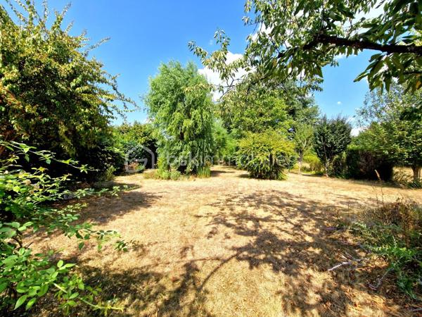En exclusivité:
Au cœur d’un environnement agréable et verdoyant, venez découvrir cette belle longère d’environ 179 m² au sol (117 m2 Habitable), édifiée sur deux parcelles totalisant 1 920 m², offrant un magnifique jardin arboré, bien exposé et propice aux moments de détente en famille.

Dès l’entrée, vous découvrirez un intérieur chaleureux et fonctionnel. La maison vous offre un agréable espace de vie composé d’un salon et d’une salle à manger, avec le charme de ses tomettes de ses poutres en chêne et de sa cheminée en pierre, ainsi qu’une cuisine aménagée et équipée. Une chambre de 17 m2, Une salle d’eau et un WC indépendant,  complète ce niveau et permet ainsi une vie de plain-pied.
À l’étage, le palier dessert trois belles chambres, aux superficies généreuses comprises entre 13 et 20 m², ainsi qu’une salle de bains avec WC.

Attenante à la maison, une pièce d’environ 30 m² avec mezzanine de 18 m² offre un véritable potentiel d’aménagement. Elle pourra être adaptée selon vos projets : suite parentale, espace professionnel, atelier, salle de jeux, espace de loisirs ou logement indépendant.
À l’extérieur, vous profiterez d’un vaste jardin arboré de 1 920 m², bien exposé.

La propriété dispose également d’un bûcher, ainsi que d’un garage d’environ 28 m² avec fosse mécanique et grenier, idéal pour les amateurs de bricolage ou pour le stockage.

La maison bénéficie d'un système hybride par chaudière à fioul et  par pompe à chaleur, ainsi que d’une cheminée fonctionnelle, permettant de profiter d’une atmosphère chaleureuse et conviviale.
Les fenêtres en bois double vitrage participent également au confort de la maison tout en conservant le charme authentique de cette belle propriété.

Une propriété pleine de charme, offrant de beaux volumes, un environnement agréable et un potentiel d’évolution important. Elle conviendra parfaitement à un projet famille à la recherche d’espace, ou à toute personne souhaitant profiter du charme et de l’authenticité d’une longère.