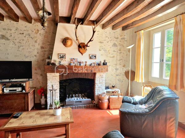 En exclusivité:
Au cœur d’un environnement agréable et verdoyant, venez découvrir cette belle longère d’environ 179 m² au sol (117 m2 Habitable), édifiée sur deux parcelles totalisant 1 920 m², offrant un magnifique jardin arboré, bien exposé et propice aux moments de détente en famille.

Dès l’entrée, vous découvrirez un intérieur chaleureux et fonctionnel. La maison vous offre un agréable espace de vie composé d’un salon et d’une salle à manger, avec le charme de ses tomettes de ses poutres en chêne et de sa cheminée en pierre, ainsi qu’une cuisine aménagée et équipée. Une chambre de 17 m2, Une salle d’eau et un WC indépendant,  complète ce niveau et permet ainsi une vie de plain-pied.
À l’étage, le palier dessert trois belles chambres, aux superficies généreuses comprises entre 13 et 20 m², ainsi qu’une salle de bains avec WC.

Attenante à la maison, une pièce d’environ 30 m² avec mezzanine de 18 m² offre un véritable potentiel d’aménagement. Elle pourra être adaptée selon vos projets : suite parentale, espace professionnel, atelier, salle de jeux, espace de loisirs ou logement indépendant.
À l’extérieur, vous profiterez d’un vaste jardin arboré de 1 920 m², bien exposé.

La propriété dispose également d’un bûcher, ainsi que d’un garage d’environ 28 m² avec fosse mécanique et grenier, idéal pour les amateurs de bricolage ou pour le stockage.

La maison bénéficie d'un système hybride par chaudière à fioul et  par pompe à chaleur, ainsi que d’une cheminée fonctionnelle, permettant de profiter d’une atmosphère chaleureuse et conviviale.
Les fenêtres en bois double vitrage participent également au confort de la maison tout en conservant le charme authentique de cette belle propriété.

Une propriété pleine de charme, offrant de beaux volumes, un environnement agréable et un potentiel d’évolution important. Elle conviendra parfaitement à un projet famille à la recherche d’espace, ou à toute personne souhaitant profiter du charme et de l’authenticité d’une longère.