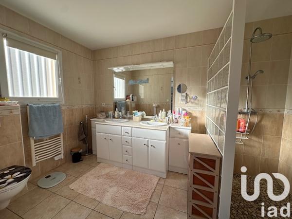 House for sale 5 rooms 137 m² Saint-Jean-Lespinasse