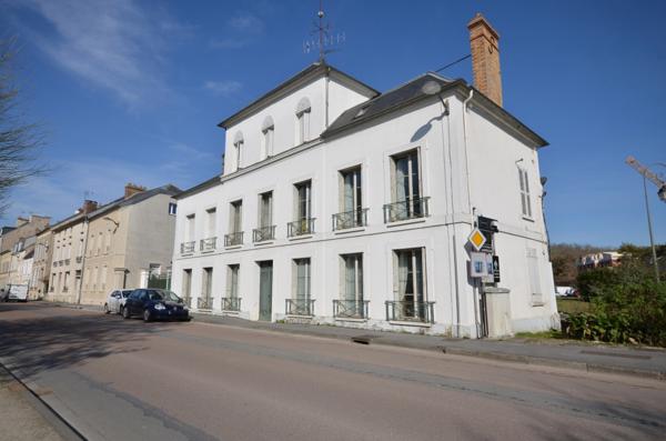 CHATEAU THIERRY (02) centre, à vendre grande maison bourgeoise de 400 m2 habitables avec bâtiment de 800 m2