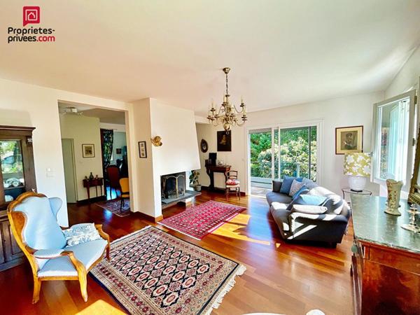 Maison Latresne centre 7 pièce(s) 186 m2 4 chambres piscine