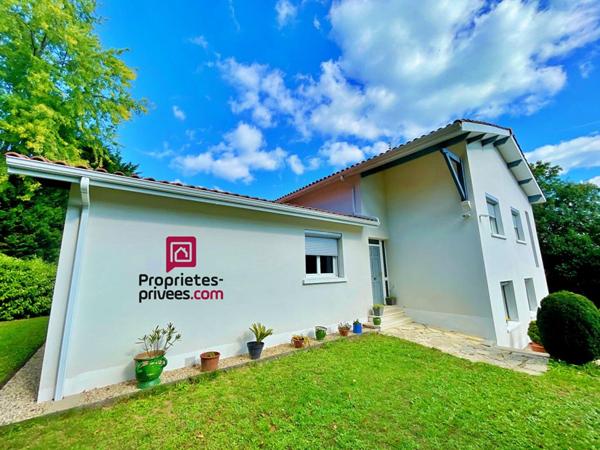 Maison Latresne centre 7 pièce(s) 186 m2 4 chambres piscine