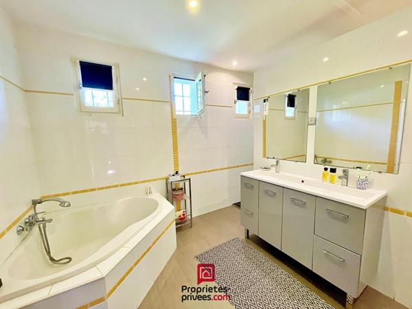 Maison Latresne centre 7 pièce(s) 186 m2 4 chambres piscine