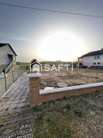 Joli terrain plat de 10 ares 98, borné et viabilisé, dans une rue non passante de RICHELING