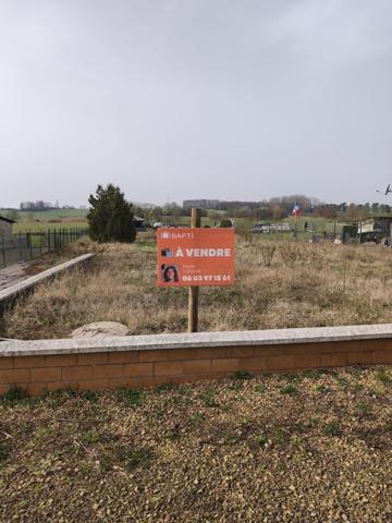 Joli terrain plat de 10 ares 98, borné et viabilisé, dans une rue non passante de RICHELING