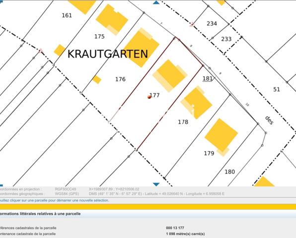 Joli terrain plat de 10 ares 98, borné et viabilisé, dans une rue non passante de RICHELING