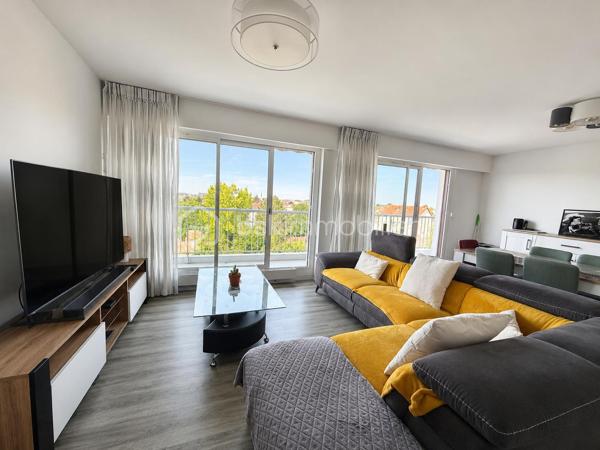 Superbe appartement T4 de 97 m2 entièrement rénové avec garage et deux grands balcons. Situé dans un secteur calme, ce magnifique appartement saura vous séduire par ses volumes généreux, sa luminosité exceptionnelle et la qualité de ses prestations.
Situé au 5 e étage avec ascenseur d'une résidence sécurisée, il offre un cadre de vie confortable ou aucun travaux n'est à prévoir.
Vous découvrirez une spacieuse entrée avec rangements, une belle cuisine moderne aménagée et équipée et une agréable pièce de vie ouvrant sur un premier balcon.
L'espace nuit comprend trois belle chambres, toutes avec un accès direct au second balcon, offrant à chacune un agréable espace extérieur et une belle luminosité. Vous bénéficierez également de deux salles d'eau rénovées avec gout ainsi que d'un WC indépendant. 
Une cave et un garage fermé (box privatif) complètent ce bien.