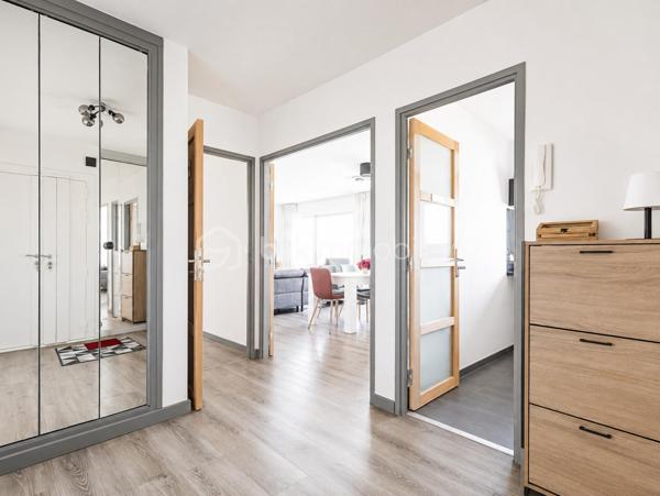Superbe appartement T4 de 97 m2 entièrement rénové avec garage et deux grands balcons. Situé dans un secteur calme, ce magnifique appartement saura vous séduire par ses volumes généreux, sa luminosité exceptionnelle et la qualité de ses prestations.
Situé au 5 e étage avec ascenseur d'une résidence sécurisée, il offre un cadre de vie confortable ou aucun travaux n'est à prévoir.
Vous découvrirez une spacieuse entrée avec rangements, une belle cuisine moderne aménagée et équipée et une agréable pièce de vie ouvrant sur un premier balcon.
L'espace nuit comprend trois belle chambres, toutes avec un accès direct au second balcon, offrant à chacune un agréable espace extérieur et une belle luminosité. Vous bénéficierez également de deux salles d'eau rénovées avec gout ainsi que d'un WC indépendant. 
Une cave et un garage fermé (box privatif) complètent ce bien.