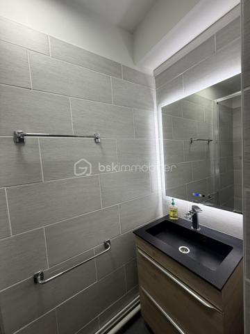 Superbe appartement T4 de 97 m2 entièrement rénové avec garage et deux grands balcons. Situé dans un secteur calme, ce magnifique appartement saura vous séduire par ses volumes généreux, sa luminosité exceptionnelle et la qualité de ses prestations.
Situé au 5 e étage avec ascenseur d'une résidence sécurisée, il offre un cadre de vie confortable ou aucun travaux n'est à prévoir.
Vous découvrirez une spacieuse entrée avec rangements, une belle cuisine moderne aménagée et équipée et une agréable pièce de vie ouvrant sur un premier balcon.
L'espace nuit comprend trois belle chambres, toutes avec un accès direct au second balcon, offrant à chacune un agréable espace extérieur et une belle luminosité. Vous bénéficierez également de deux salles d'eau rénovées avec gout ainsi que d'un WC indépendant. 
Une cave et un garage fermé (box privatif) complètent ce bien.
