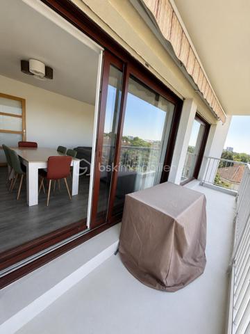 Superbe appartement T4 de 97 m2 entièrement rénové avec garage et deux grands balcons. Situé dans un secteur calme, ce magnifique appartement saura vous séduire par ses volumes généreux, sa luminosité exceptionnelle et la qualité de ses prestations.
Situé au 5 e étage avec ascenseur d'une résidence sécurisée, il offre un cadre de vie confortable ou aucun travaux n'est à prévoir.
Vous découvrirez une spacieuse entrée avec rangements, une belle cuisine moderne aménagée et équipée et une agréable pièce de vie ouvrant sur un premier balcon.
L'espace nuit comprend trois belle chambres, toutes avec un accès direct au second balcon, offrant à chacune un agréable espace extérieur et une belle luminosité. Vous bénéficierez également de deux salles d'eau rénovées avec gout ainsi que d'un WC indépendant. 
Une cave et un garage fermé (box privatif) complètent ce bien.