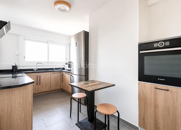 Superbe appartement T4 de 97 m2 entièrement rénové avec garage et deux grands balcons. Situé dans un secteur calme, ce magnifique appartement saura vous séduire par ses volumes généreux, sa luminosité exceptionnelle et la qualité de ses prestations.
Situé au 5 e étage avec ascenseur d'une résidence sécurisée, il offre un cadre de vie confortable ou aucun travaux n'est à prévoir.
Vous découvrirez une spacieuse entrée avec rangements, une belle cuisine moderne aménagée et équipée et une agréable pièce de vie ouvrant sur un premier balcon.
L'espace nuit comprend trois belle chambres, toutes avec un accès direct au second balcon, offrant à chacune un agréable espace extérieur et une belle luminosité. Vous bénéficierez également de deux salles d'eau rénovées avec gout ainsi que d'un WC indépendant. 
Une cave et un garage fermé (box privatif) complètent ce bien.
