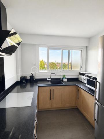 Superbe appartement T4 de 97 m2 entièrement rénové avec garage et deux grands balcons. Situé dans un secteur calme, ce magnifique appartement saura vous séduire par ses volumes généreux, sa luminosité exceptionnelle et la qualité de ses prestations.
Situé au 5 e étage avec ascenseur d'une résidence sécurisée, il offre un cadre de vie confortable ou aucun travaux n'est à prévoir.
Vous découvrirez une spacieuse entrée avec rangements, une belle cuisine moderne aménagée et équipée et une agréable pièce de vie ouvrant sur un premier balcon.
L'espace nuit comprend trois belle chambres, toutes avec un accès direct au second balcon, offrant à chacune un agréable espace extérieur et une belle luminosité. Vous bénéficierez également de deux salles d'eau rénovées avec gout ainsi que d'un WC indépendant. 
Une cave et un garage fermé (box privatif) complètent ce bien.