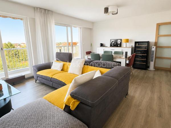 Superbe appartement T4 de 97 m2 entièrement rénové avec garage et deux grands balcons. Situé dans un secteur calme, ce magnifique appartement saura vous séduire par ses volumes généreux, sa luminosité exceptionnelle et la qualité de ses prestations.
Situé au 5 e étage avec ascenseur d'une résidence sécurisée, il offre un cadre de vie confortable ou aucun travaux n'est à prévoir.
Vous découvrirez une spacieuse entrée avec rangements, une belle cuisine moderne aménagée et équipée et une agréable pièce de vie ouvrant sur un premier balcon.
L'espace nuit comprend trois belle chambres, toutes avec un accès direct au second balcon, offrant à chacune un agréable espace extérieur et une belle luminosité. Vous bénéficierez également de deux salles d'eau rénovées avec gout ainsi que d'un WC indépendant. 
Une cave et un garage fermé (box privatif) complètent ce bien.