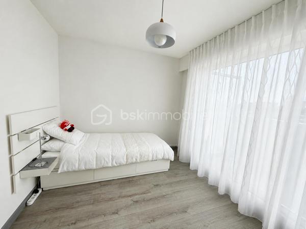 Superbe appartement T4 de 97 m2 entièrement rénové avec garage et deux grands balcons. Situé dans un secteur calme, ce magnifique appartement saura vous séduire par ses volumes généreux, sa luminosité exceptionnelle et la qualité de ses prestations.
Situé au 5 e étage avec ascenseur d'une résidence sécurisée, il offre un cadre de vie confortable ou aucun travaux n'est à prévoir.
Vous découvrirez une spacieuse entrée avec rangements, une belle cuisine moderne aménagée et équipée et une agréable pièce de vie ouvrant sur un premier balcon.
L'espace nuit comprend trois belle chambres, toutes avec un accès direct au second balcon, offrant à chacune un agréable espace extérieur et une belle luminosité. Vous bénéficierez également de deux salles d'eau rénovées avec gout ainsi que d'un WC indépendant. 
Une cave et un garage fermé (box privatif) complètent ce bien.