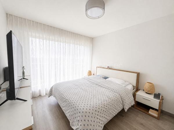 Superbe appartement T4 de 97 m2 entièrement rénové avec garage et deux grands balcons. Situé dans un secteur calme, ce magnifique appartement saura vous séduire par ses volumes généreux, sa luminosité exceptionnelle et la qualité de ses prestations.
Situé au 5 e étage avec ascenseur d'une résidence sécurisée, il offre un cadre de vie confortable ou aucun travaux n'est à prévoir.
Vous découvrirez une spacieuse entrée avec rangements, une belle cuisine moderne aménagée et équipée et une agréable pièce de vie ouvrant sur un premier balcon.
L'espace nuit comprend trois belle chambres, toutes avec un accès direct au second balcon, offrant à chacune un agréable espace extérieur et une belle luminosité. Vous bénéficierez également de deux salles d'eau rénovées avec gout ainsi que d'un WC indépendant. 
Une cave et un garage fermé (box privatif) complètent ce bien.