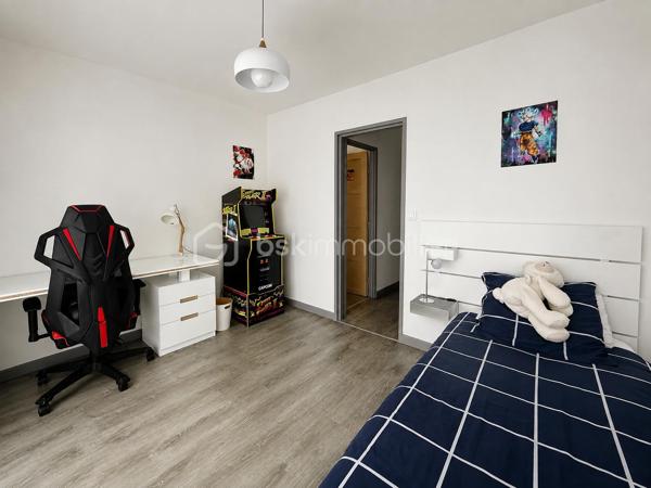 Superbe appartement T4 de 97 m2 entièrement rénové avec garage et deux grands balcons. Situé dans un secteur calme, ce magnifique appartement saura vous séduire par ses volumes généreux, sa luminosité exceptionnelle et la qualité de ses prestations.
Situé au 5 e étage avec ascenseur d'une résidence sécurisée, il offre un cadre de vie confortable ou aucun travaux n'est à prévoir.
Vous découvrirez une spacieuse entrée avec rangements, une belle cuisine moderne aménagée et équipée et une agréable pièce de vie ouvrant sur un premier balcon.
L'espace nuit comprend trois belle chambres, toutes avec un accès direct au second balcon, offrant à chacune un agréable espace extérieur et une belle luminosité. Vous bénéficierez également de deux salles d'eau rénovées avec gout ainsi que d'un WC indépendant. 
Une cave et un garage fermé (box privatif) complètent ce bien.