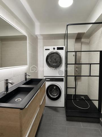 Superbe appartement T4 de 97 m2 entièrement rénové avec garage et deux grands balcons. Situé dans un secteur calme, ce magnifique appartement saura vous séduire par ses volumes généreux, sa luminosité exceptionnelle et la qualité de ses prestations.
Situé au 5 e étage avec ascenseur d'une résidence sécurisée, il offre un cadre de vie confortable ou aucun travaux n'est à prévoir.
Vous découvrirez une spacieuse entrée avec rangements, une belle cuisine moderne aménagée et équipée et une agréable pièce de vie ouvrant sur un premier balcon.
L'espace nuit comprend trois belle chambres, toutes avec un accès direct au second balcon, offrant à chacune un agréable espace extérieur et une belle luminosité. Vous bénéficierez également de deux salles d'eau rénovées avec gout ainsi que d'un WC indépendant. 
Une cave et un garage fermé (box privatif) complètent ce bien.