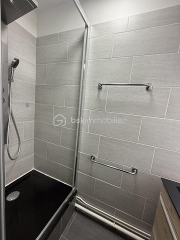 Superbe appartement T4 de 97 m2 entièrement rénové avec garage et deux grands balcons. Situé dans un secteur calme, ce magnifique appartement saura vous séduire par ses volumes généreux, sa luminosité exceptionnelle et la qualité de ses prestations.
Situé au 5 e étage avec ascenseur d'une résidence sécurisée, il offre un cadre de vie confortable ou aucun travaux n'est à prévoir.
Vous découvrirez une spacieuse entrée avec rangements, une belle cuisine moderne aménagée et équipée et une agréable pièce de vie ouvrant sur un premier balcon.
L'espace nuit comprend trois belle chambres, toutes avec un accès direct au second balcon, offrant à chacune un agréable espace extérieur et une belle luminosité. Vous bénéficierez également de deux salles d'eau rénovées avec gout ainsi que d'un WC indépendant. 
Une cave et un garage fermé (box privatif) complètent ce bien.