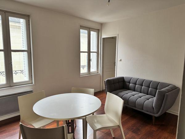 A DEUX PAS DU MARCHE, APPARTEMENT MEUBLE REFAIT RECEMMENT
